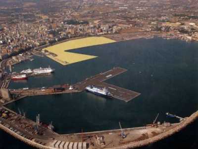 ...impegnate a realizzare quella che dovrebbe diventare, entro quattro anni, una nuova banchina portuale